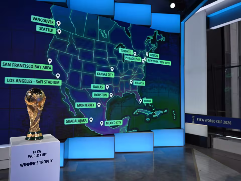 Trofeo de la Copa Mundial con mapa de ciudades anfitrionas